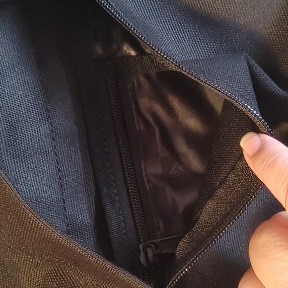 New 🌸HP🌸VANS Classic Black And White Old skool  Backpack 16½" L x 12¾" W x 4… - Picture 12 of 12